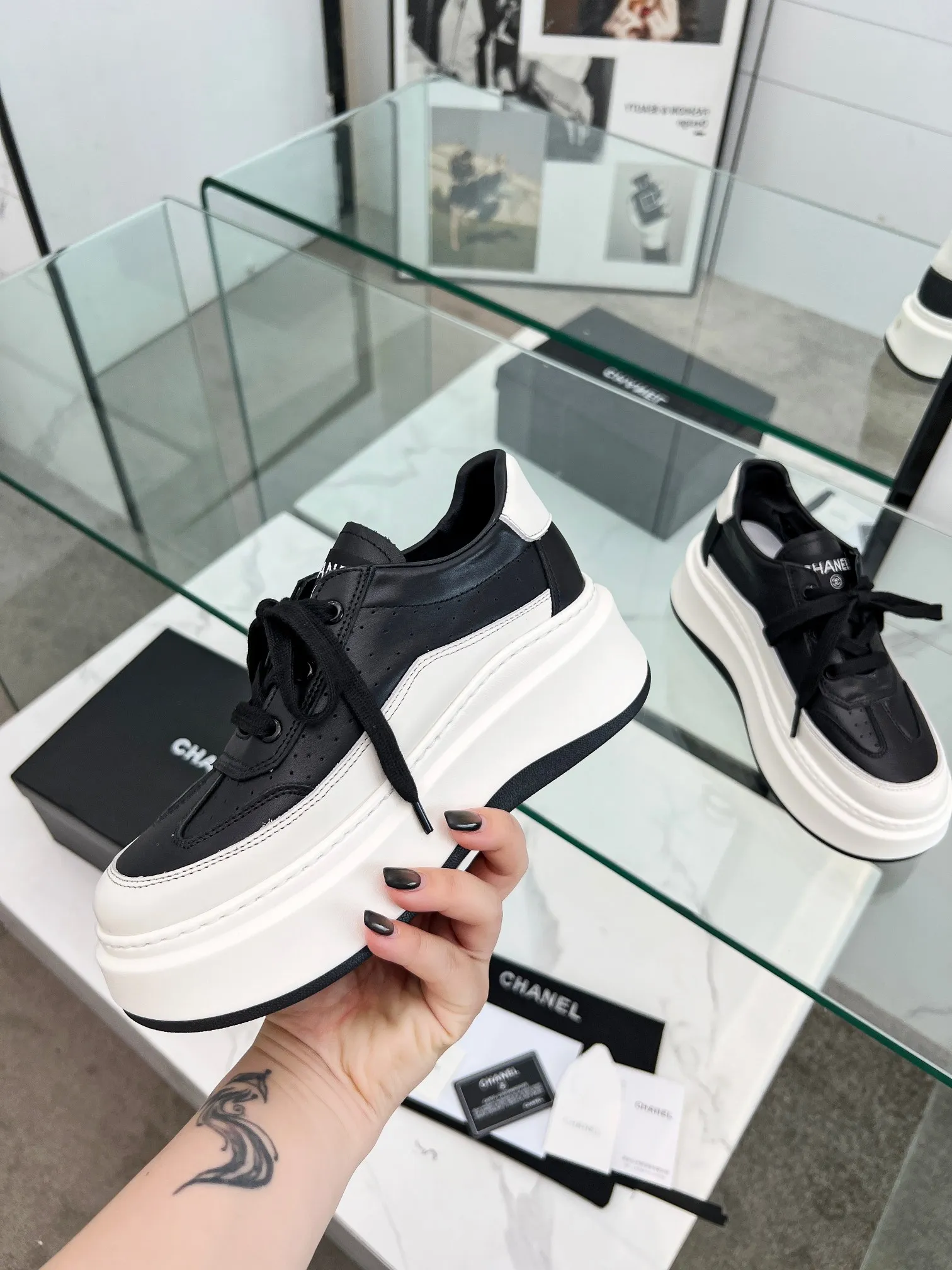 👟👟Ex-factory price 540👟👟 Super popular - Chanel Chanel 2024 new casual sports shoes and sneakers, hard to find in the counter. Super beautiful color, very versatile, super comfortable, full of little fragrance, classic, durable and versatile, with spliced upper materials, real cowhide, sheepskin lining, original pU+Tpa sole, good resilience, Wear light, white, white and black, white and yellow code number: 35-40